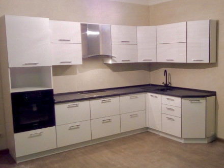 Белый угловой кухонный гарнитур с черной каменной столешницей - фото - 1