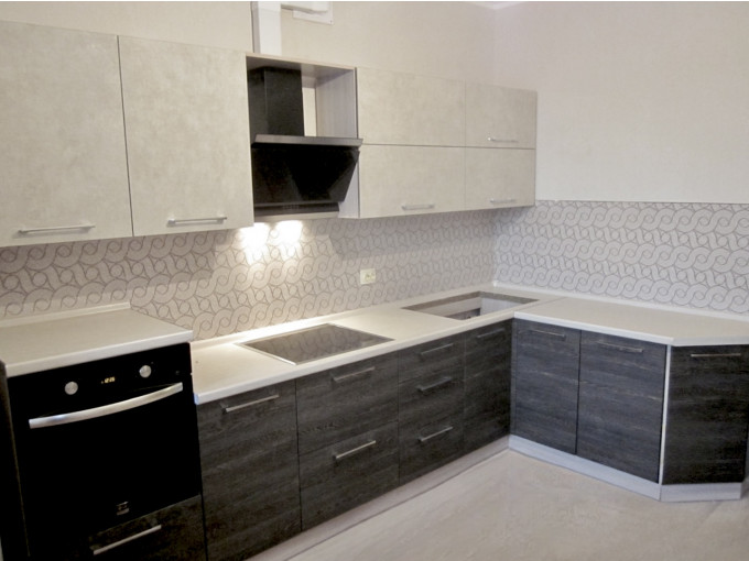Угловая кухня с белыми навесными шкафами и контрастным серым низом - фото - 1