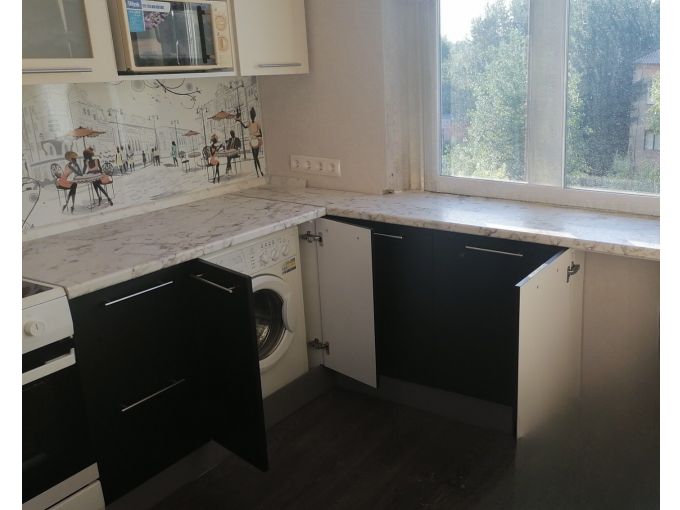 Угловая черно-белая кухня с дополнительной системой хранения под окном - фото - 5