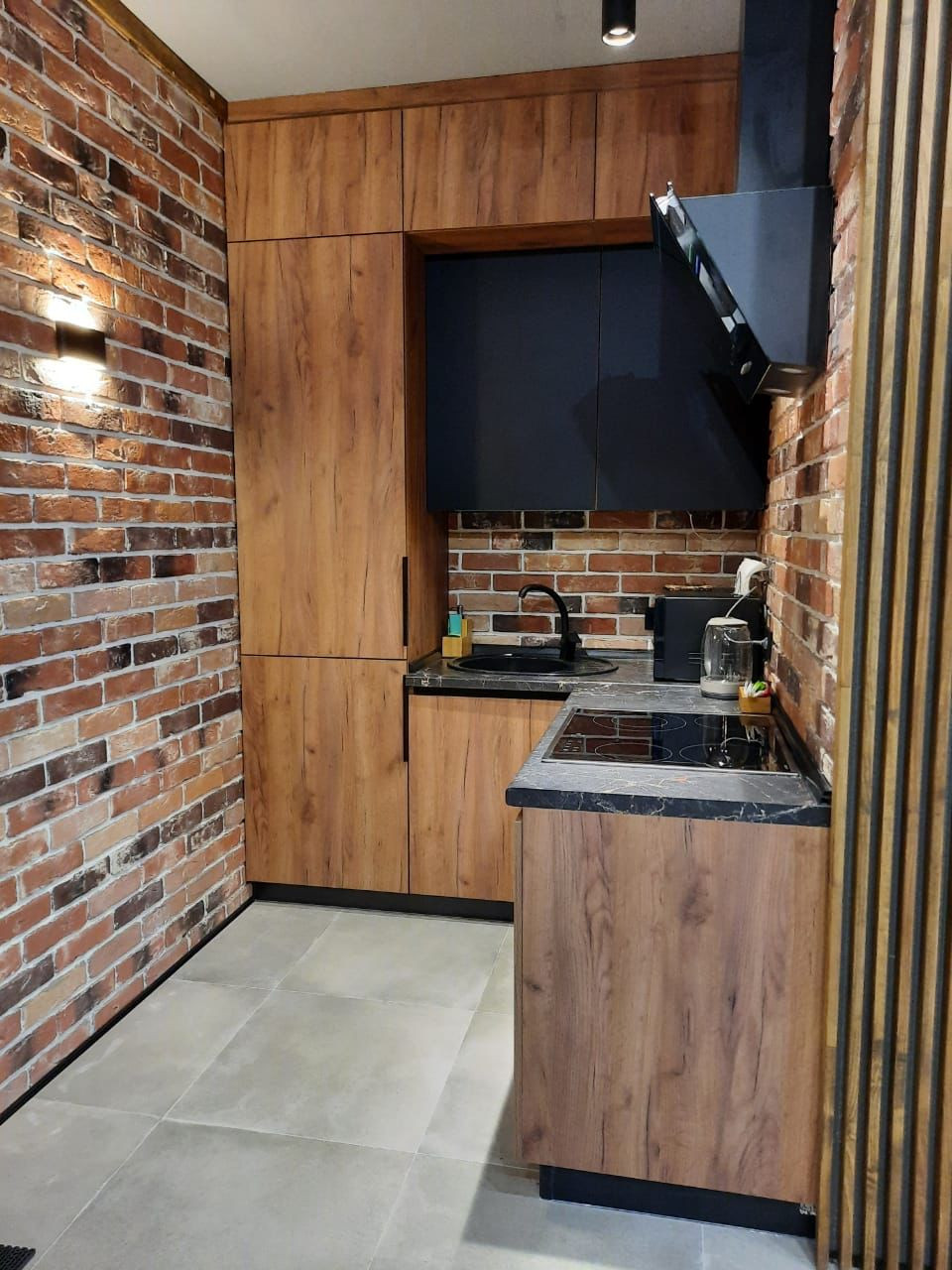 Угловая мини-кухня в стиле лофт с насыщенными древесными фасадами - фото - 1
