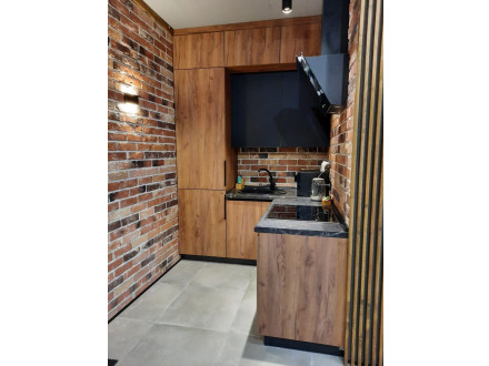 Угловая мини-кухня в стиле лофт с насыщенными древесными фасадами - фото - 1