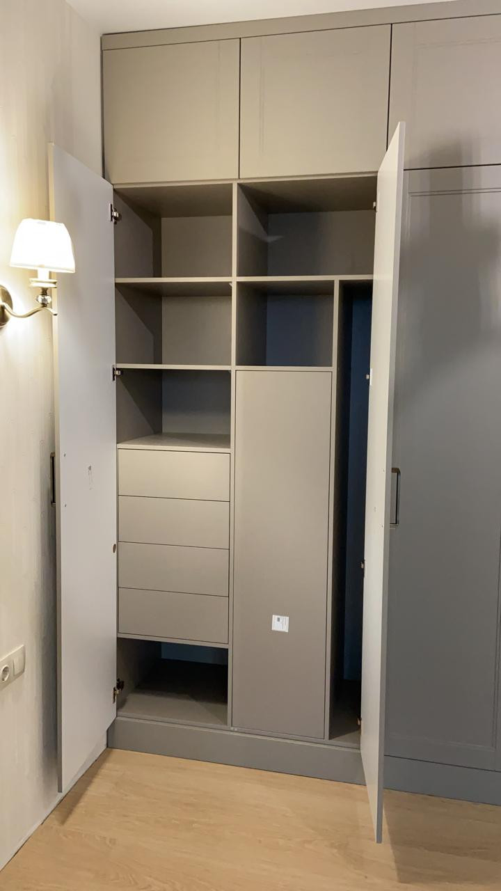 Распашной шкаф с удобной системой хранения - фото - 2