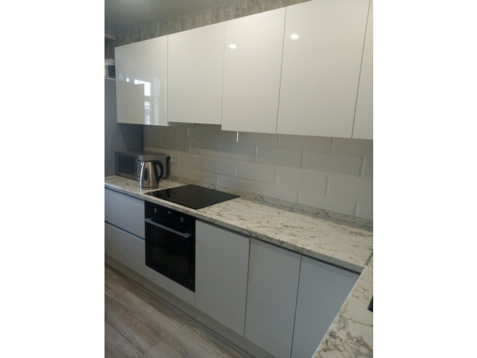 Современный белый кухонный гарнитур с глянцевыми белыми фасадами - фото - 1