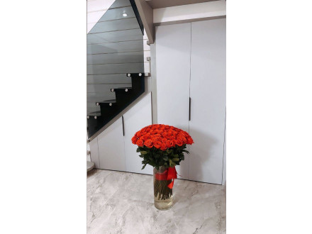 Встроенный стильный шкаф под лестницей - фото - 1