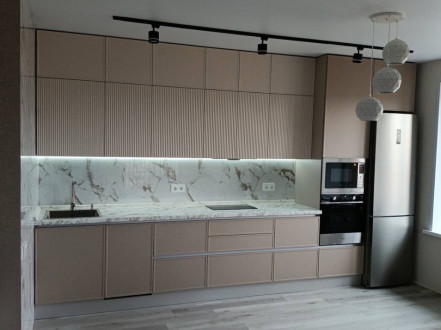 Просторная линейная кухня с  рифлеными фасадами под потолок - фото - 2
