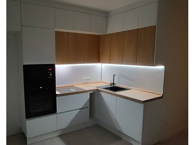 Угловая белая мини-кухня с разноуровневыми навесными шкафами - фото - 1