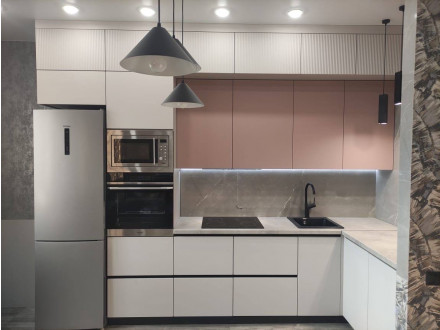 Угловая белая кухня с розовыми акцентными навесными шкафами - фото - 3