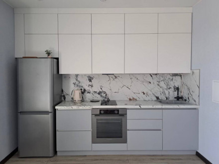 Бело-серая мини-кухня под натяжной потолок - фото - 1