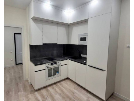 Белая угловая мини-кухня в квартиру студию - фото - 1